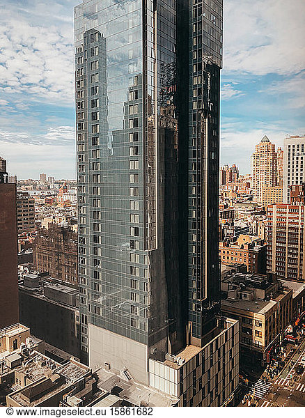 Hohes  modernes Gebäude im Stadtzentrum von New York City  New York  USA.