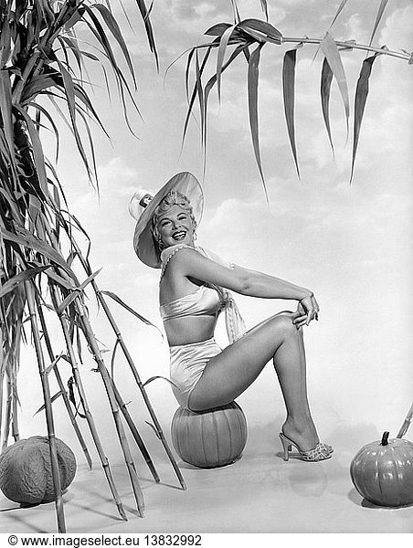 Hollywood  Kalifornien: 1956 Die Schauspielerin Barbara Nichols spielt eine unschuldige Stripperin in dem Film ´Miracle In The Rain´.