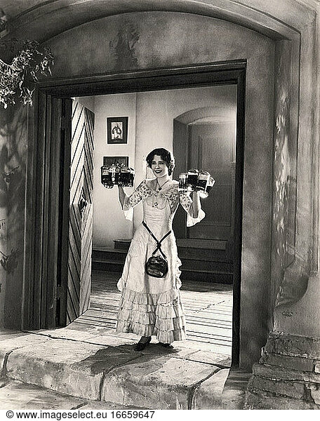 Hollywood  Kalifornien: 1927
Die Schauspielerin Norma Shearer als Barmädchen in einer Szene aus dem Film Der Studentenprinz im alten Heidelberg .