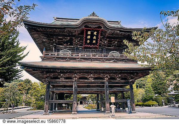 Holzbau am Haupteingang des Kenchoji Zen-Tempels