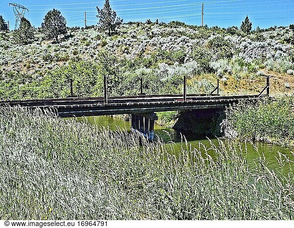 Holzbrücke über den Keno-Kanal  der neben dem Link River in Klamath Falls  Oregon  USA  verläuft.