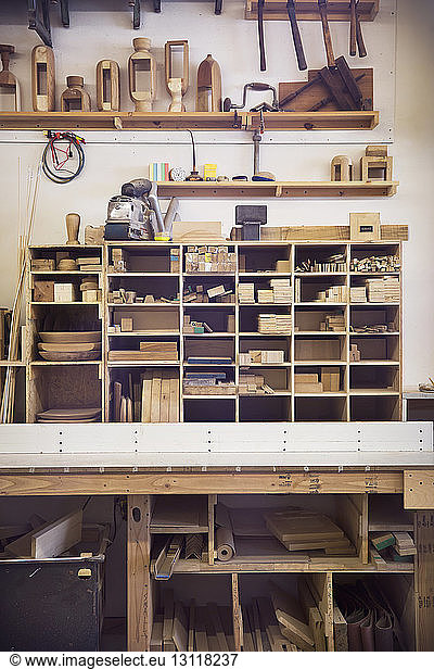 Holzbretter und geschnitzte Skulpturen in der Werkstatt