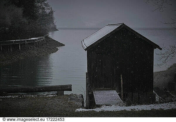 Holzhütte am Ufer des Walchensees in der Abenddämmerung