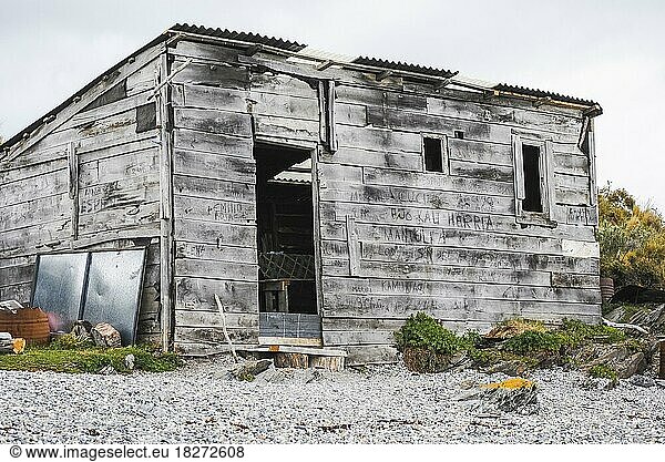 Holzhütte mit Blechdach und ohne Tür in Ushuaia  Tierra del Fuego  Argentinien  Südamerika