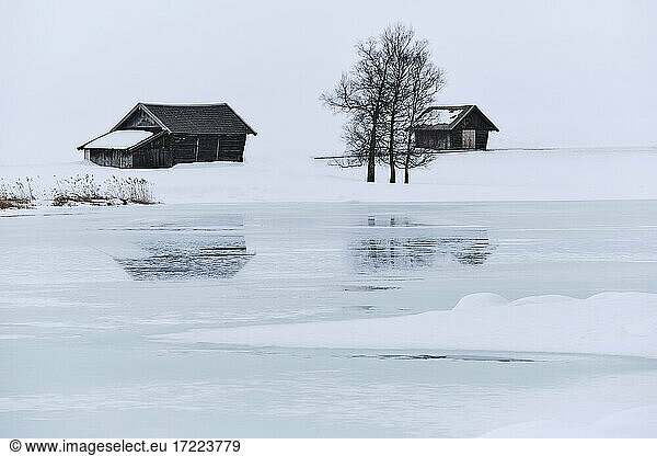 Holzhütten am schneebedeckten Ufer des Schmalensees