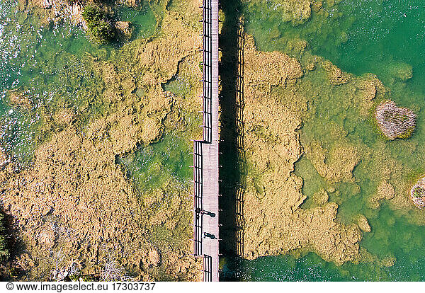 Holzpier Foto mit Drohne. Pier  Ansicht von oben