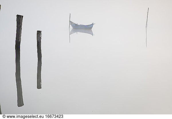 Holzschiff hinter dem Nebel