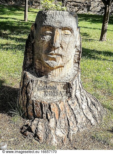 Holzskulptur  die ein Gesicht im Garten der Orangenbäume (giardino degli Aranci) auf dem Aventin-Hügel darstellt - Rom  Italien.