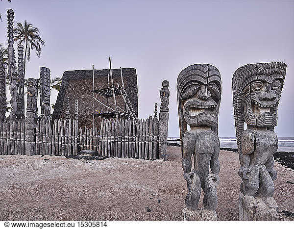 Holzskulpturen am Strand des Puuhonua O Honaunau National Historical Park bei klarem Himmel
