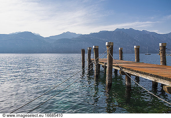 Holzsteg am Lago di Garda in Italien