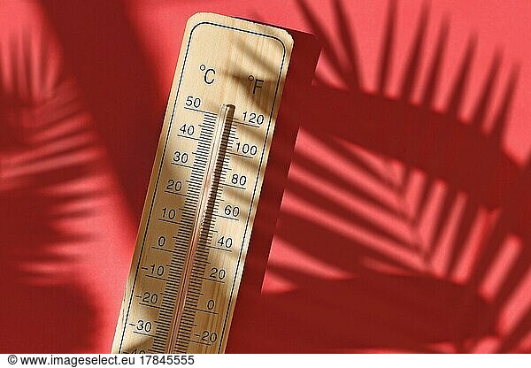 Holzthermometer  das während einer Hitzewelle im Sommer 40 Grad Celsius oder 104 Grad Fahrenheit anzeigt