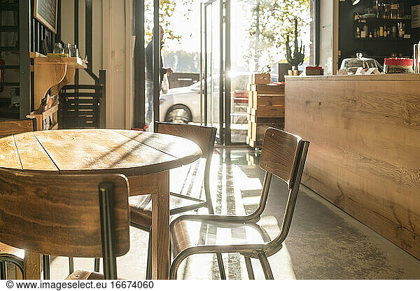 Holztisch in einem leeren Cafe in Toulouse an einem sonnigen Tag niemand