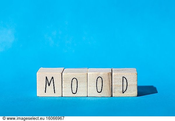 Holzwürfel mit dem Wort Mood mit blauem Hintergrund  Emotion Konzept Großaufnahme.