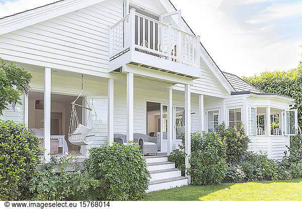 Home showcase außen weißes Haus mit Terrasse und Garten