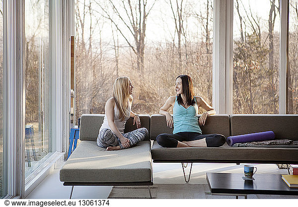 Homosexuelle Frauen verbringen ihre Freizeit im Wohnzimmer