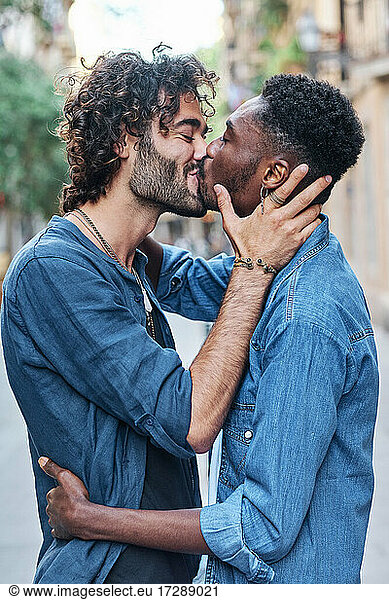 Homosexuelles Paar mit geschlossenen Augen  das sich gegenseitig küsst