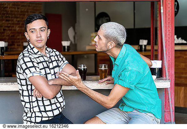 Homosexuelles Paar streitet sich an der Bar