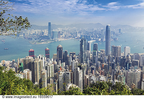 Hongkong  China. Gesamtansicht von Hongkong  Victoria Harbour und Kowloon vom Victoria Peak.