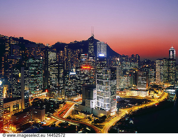 Hongkongs Innenstadt in der Abenddämmerung