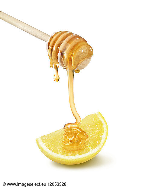 Honig tropft aus einer Schöpfkelle auf ein Viertel Zitrone auf einem weißen Hintergrund