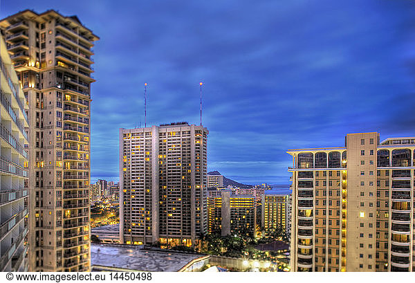 Honolulu-Skyline in der Abenddämmerung