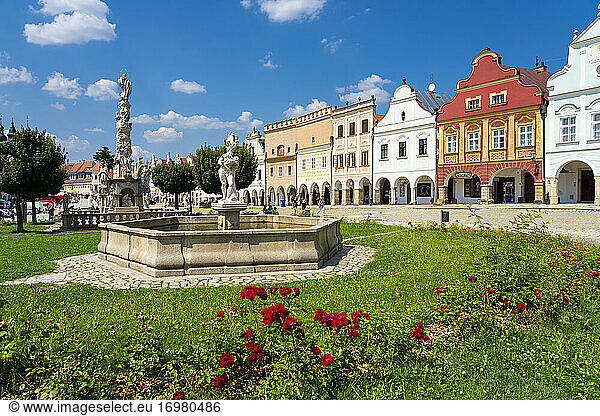 Horni kasna (Upper fountain) and iconic houses at Zacharias of Hradec Square  UNESCO  Telc  Jihlava District  Vysocina Region  Czech Republic