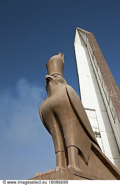 Horus falcon on Nile bridge near Luxor  Luxor  Horus falcon  Egypt  Africa