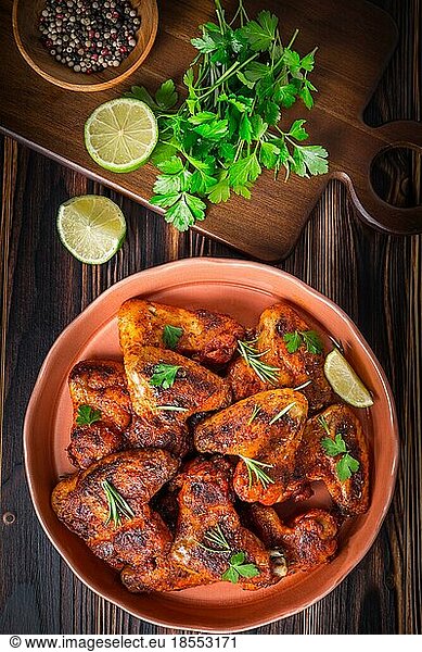 Hot and Spicey Buffalo Chicken Wings mit Zutaten auf hölzernem Hintergrund