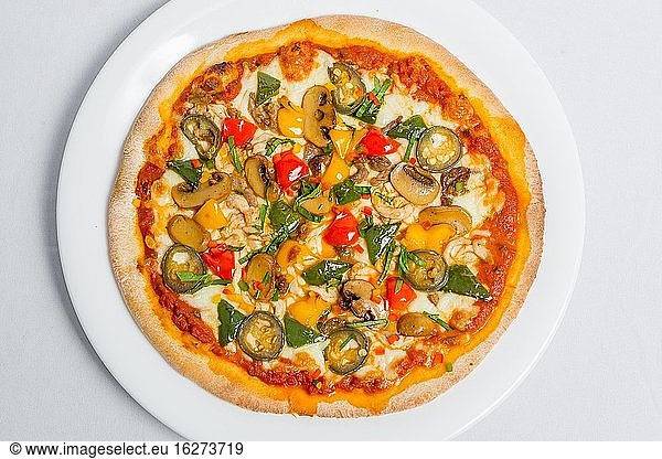 Hot frische Chicken Champignon Jalapeno Pizza auf weißem Teller isoliert weißem Hintergrund. Hausgemachte Pizza. Top Ansichten.