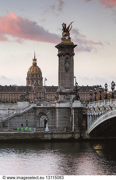 Hotel Des Invalides bei Pont Alexandre III gegen den Himmel bei Sonnenuntergang