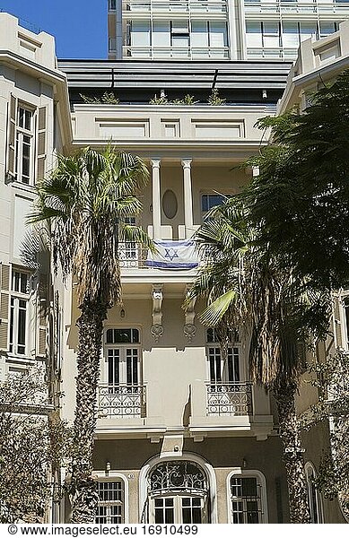 Hotelfassade mit israelischer Flagge auf dem Balkon  Tel Aviv  Israel.