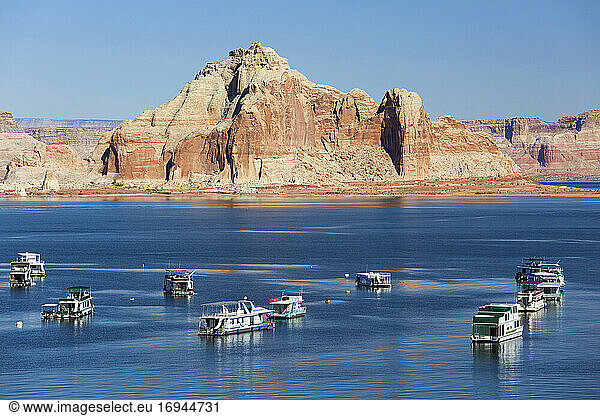Houseboats moored in Wahweap Bay  Castle Rock beyond  Lake Powell  Glen Canyon National Recreation Area  Page  Arizona  United States of America  North America