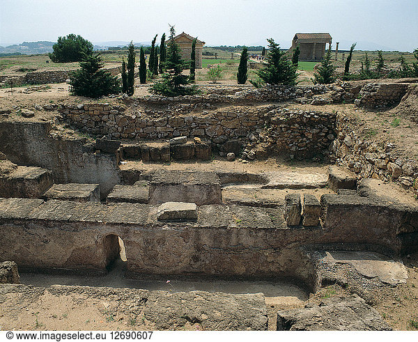 Houses and streets in the Roman ruins of Empuries .