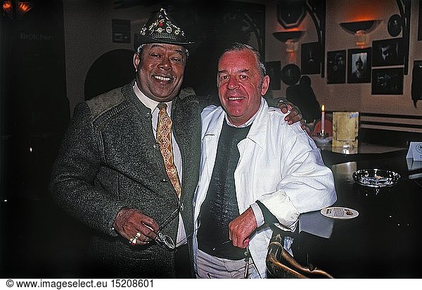 Howland  Chris  30.7.1928 - 30.11.2013  brit. Entertainer und Diskjockey  Halbfigur  mit Billy Mo  Filmcafe  MÃ¼nchen  1980er Jahre