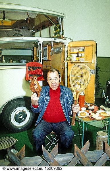 Howland  Chris  30.7.1928 - 30.11.2013  brit. Entertainer und Diskjockey  Halbfigur  vor Wohnwagen  1980er Jahre
