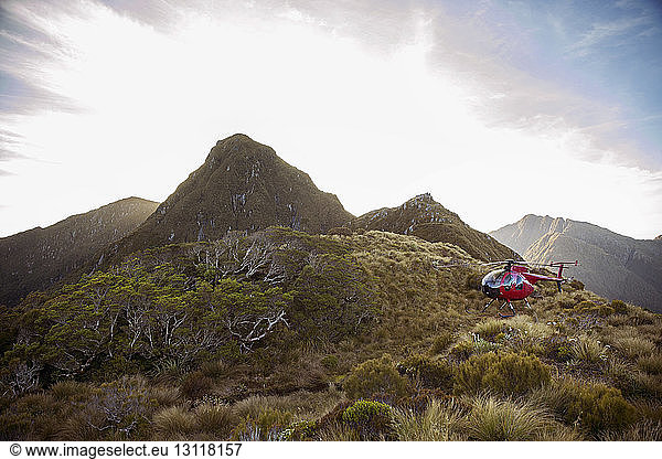 Hubschrauber auf Berg gegen klaren Himmel