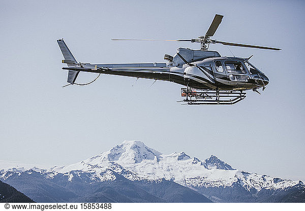 Hubschrauber überfliegt Mount Baker  Washington