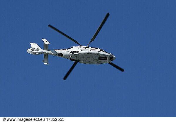 Hubschrauber mit Notarzt-Besatzung fliegt bei Autorennen ab  Nürburgring  Rheinland-Pfalz  Deutschland  Europa