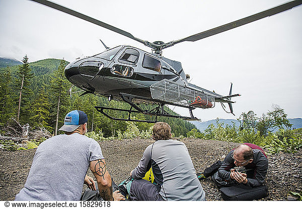 Hubschrauber setzt drei Männer an einem entfernten Ziel in B.C. ab.