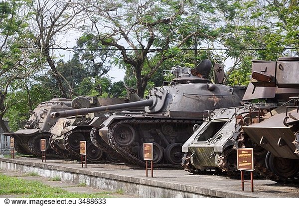 Hue (Vietnam): American tanks kept as memories of the ´American war´ in a parl of the old citadel