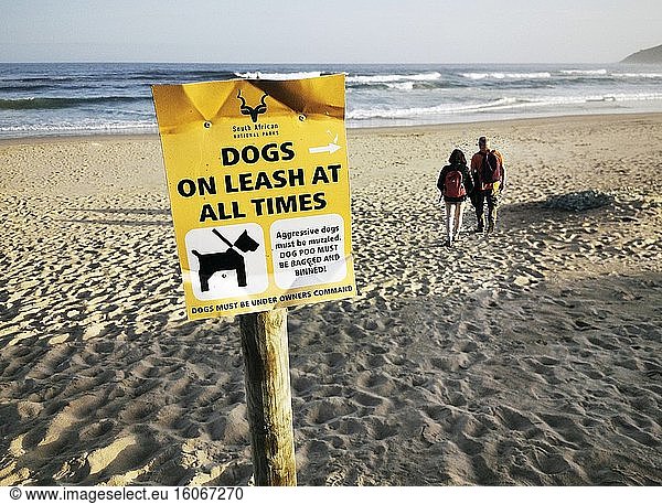Hunde müssen am Sandstrand von Wilderness  Südafrika  immer angeleint sein. Foto: Andr? Maslennikov.