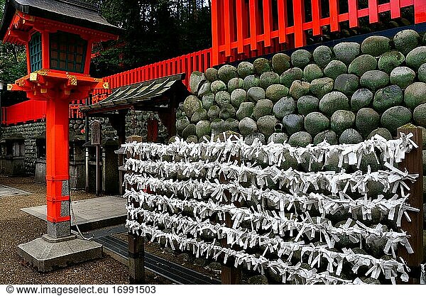 Hunderte von Wünschen und Gebeten auf Zetteln  Fushimi Inari-taisha Schrein  Hauptschrein der Inari in Fushimi-ku  Kyoto  Kansai Region  Japan