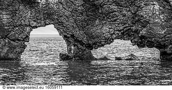 Hvitserkur ist ein 15 Meter hoher Basaltschornstein entlang der Ostküste der Halbinsel Vatnsnes im Nordwesten Islands. Der Fels hat an der Basis zwei Löcher  die ihm das Aussehen eines trinkenden Drachens verleihen; Hunaping vestra  Nordwestliche Region  Island