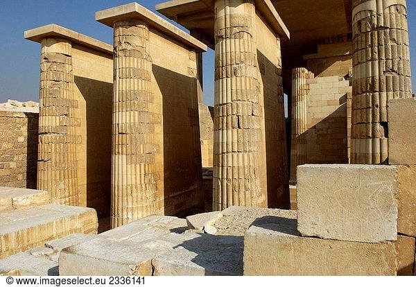 Hypostile Hall von der Leichenhalle Tempel. Die Schritt-Pyramide in Sakkara (oder Sakkara). Ägypten.