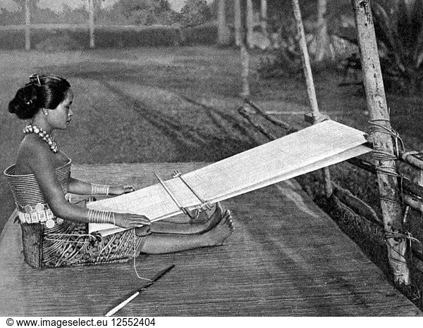 Iban-Weber  Borneo  1922. Künstler: Dr. Charles Hose