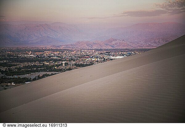 Ica bei Sonnenuntergang  gesehen von den Sanddünen bei Huacachina  Region Ica  Peru