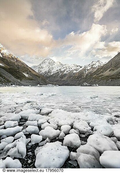 Ice chunks on Hooker Lake  Mount Cook  Hooker Valley  Mount Cook National Park  Southern Alps  Canterbury Region  Southland  New Zealand  Oceania