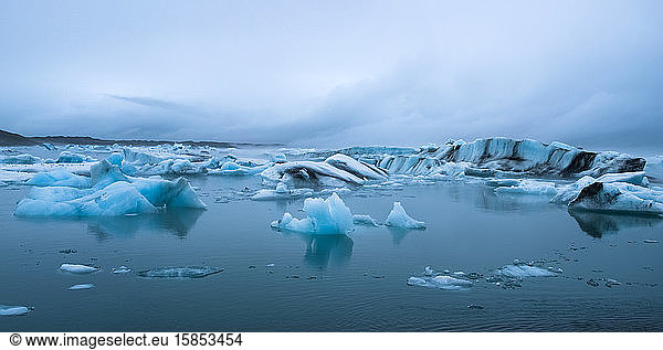 Icebergs on Lake JÃ¶kulsÃ¡rlÃ³n in the VatnajÃ¶kull National Park with fog