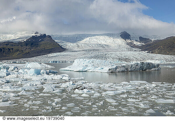 Iceland  Icebergs in Fjallsarlon lake with Vatnajokull glacier in background