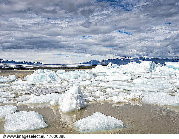 Idyllische Aufnahme des Gletschers Jokulsarlon am Breidamerkurjokull  Island